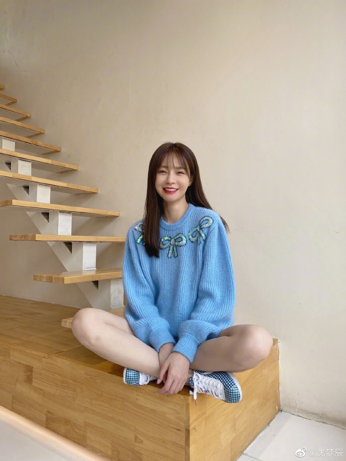 沈梦辰穿牛仔衣风格百变 对镜微笑甜酷兼具