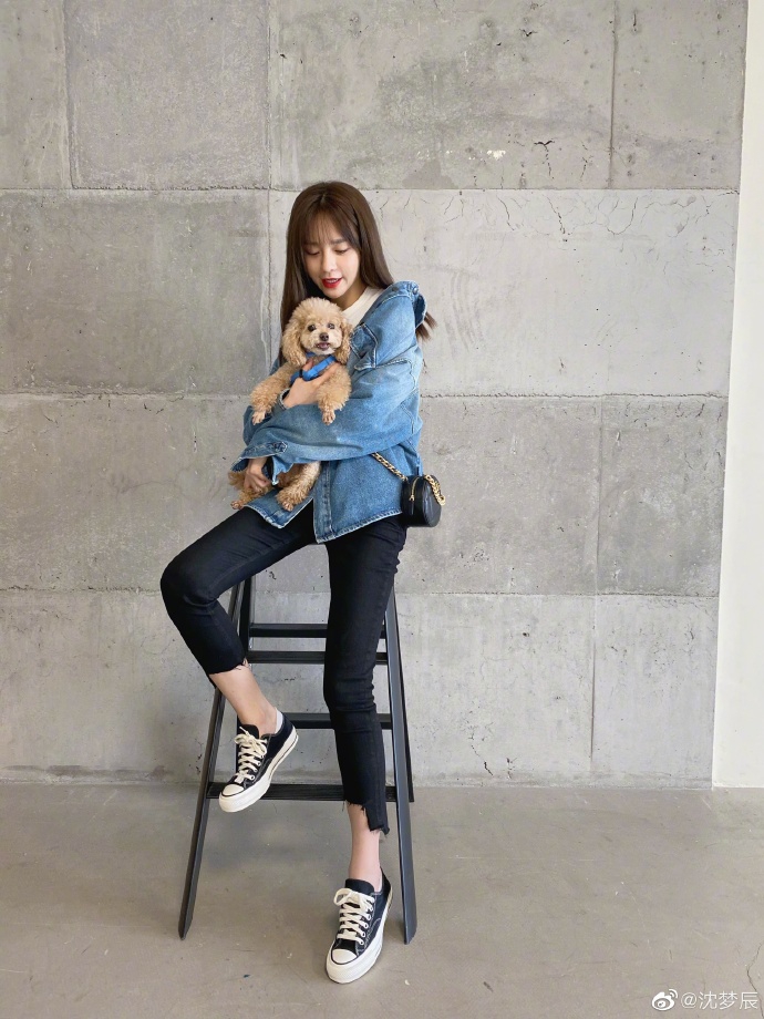 沈梦辰穿牛仔衣风格百变 对镜微笑甜酷兼具