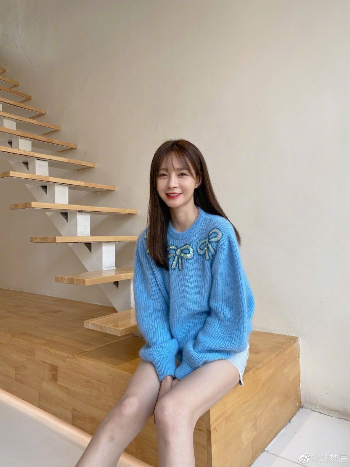 沈梦辰穿牛仔衣风格百变 对镜微笑甜酷兼具