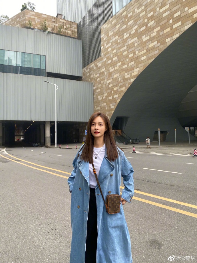 沈梦辰穿牛仔衣风格百变 对镜微笑甜酷兼具