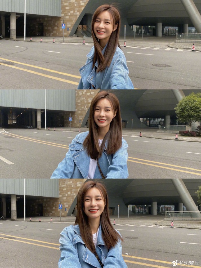 沈梦辰穿牛仔衣风格百变 对镜微笑甜酷兼具