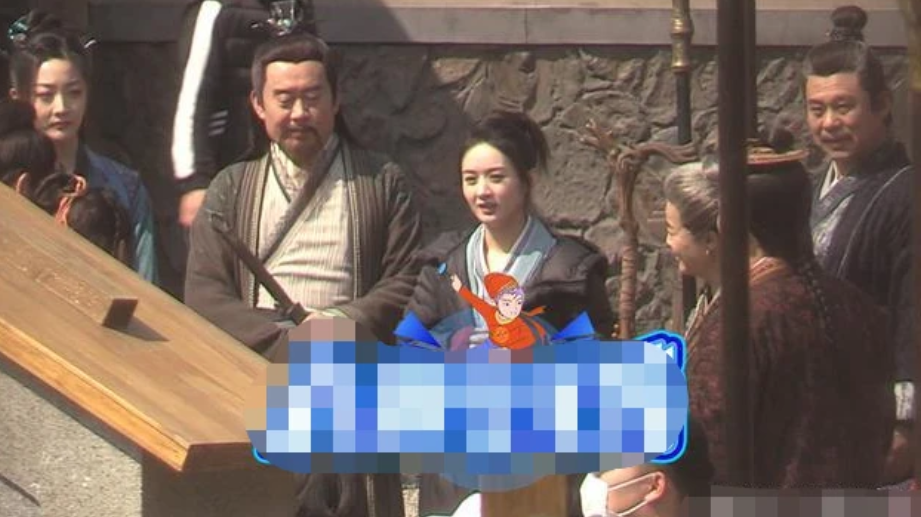 赵丽颖与老戏骨有说有笑 扎丸子头嘟嘴卖萌