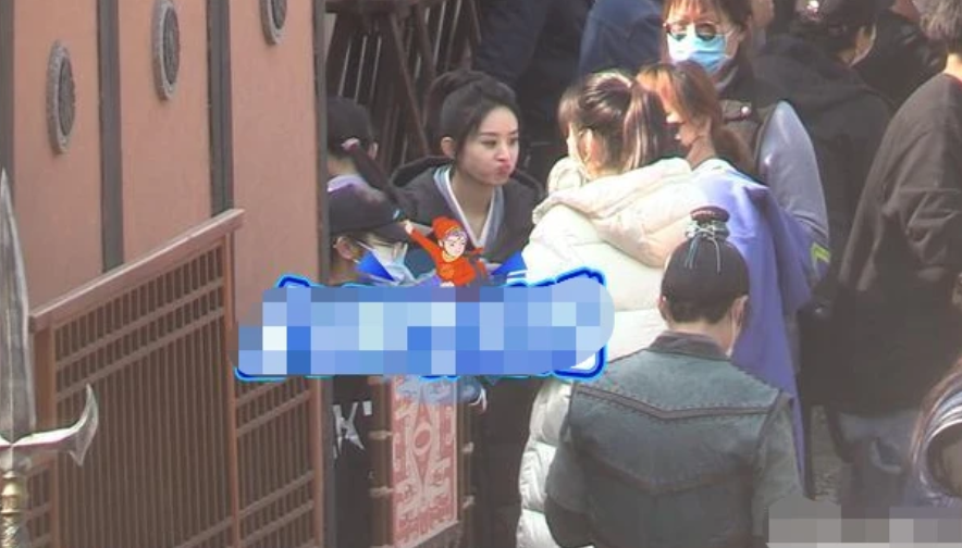 赵丽颖与老戏骨有说有笑 扎丸子头嘟嘴卖萌