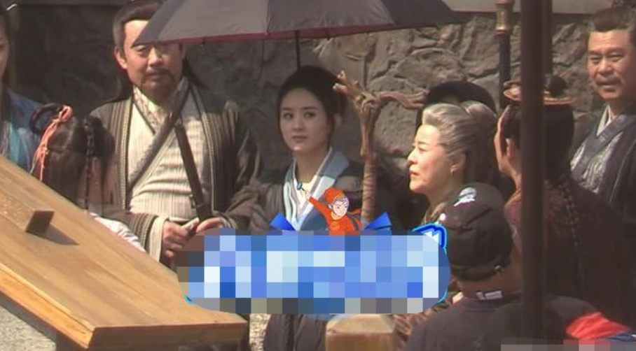 赵丽颖与老戏骨有说有笑 扎丸子头嘟嘴卖萌