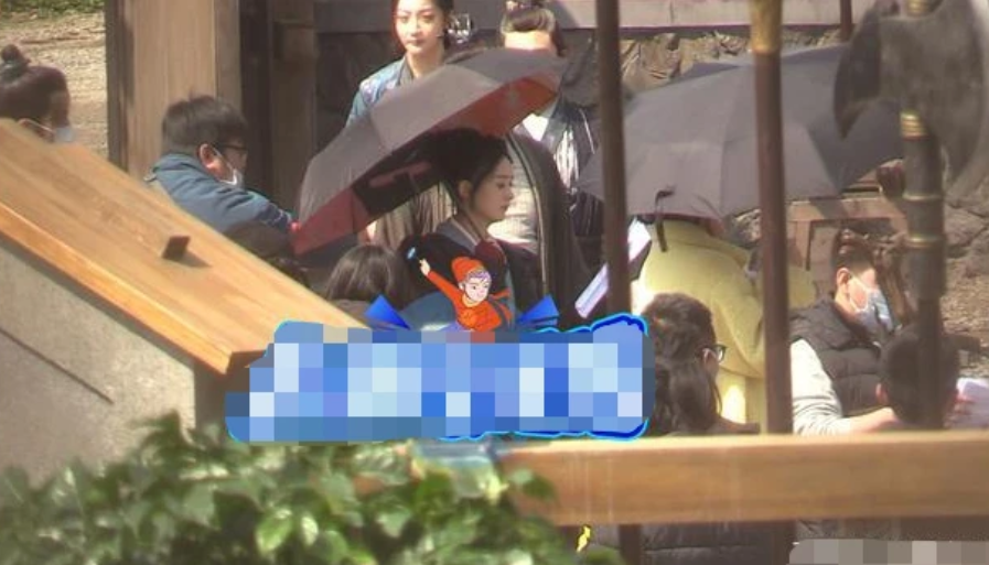 赵丽颖与老戏骨有说有笑 扎丸子头嘟嘴卖萌