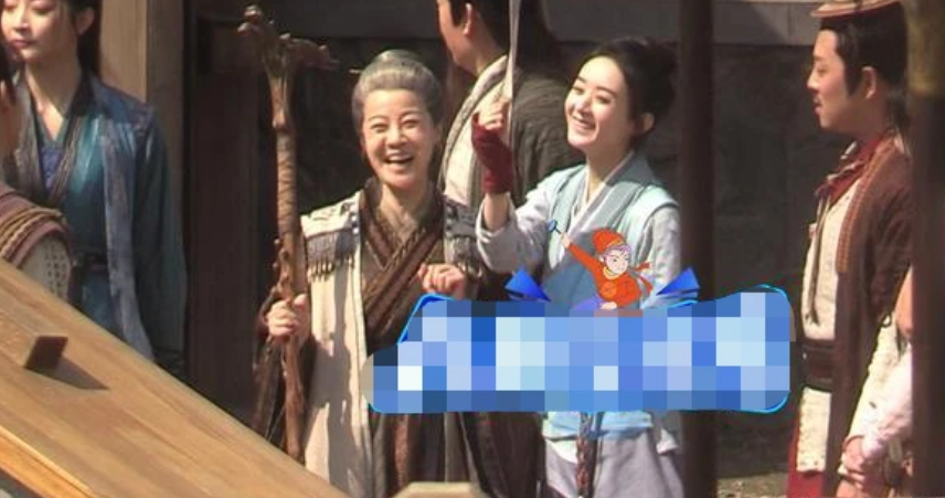 赵丽颖与老戏骨有说有笑 扎丸子头嘟嘴卖萌