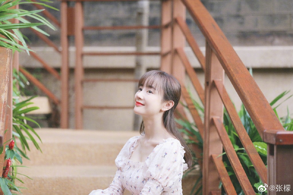 张檬穿碎花裙漫步绿叶间 春日小清新写真甜美可人