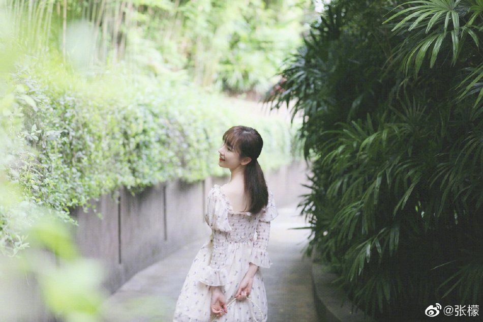张檬穿碎花裙漫步绿叶间 春日小清新写真甜美可人