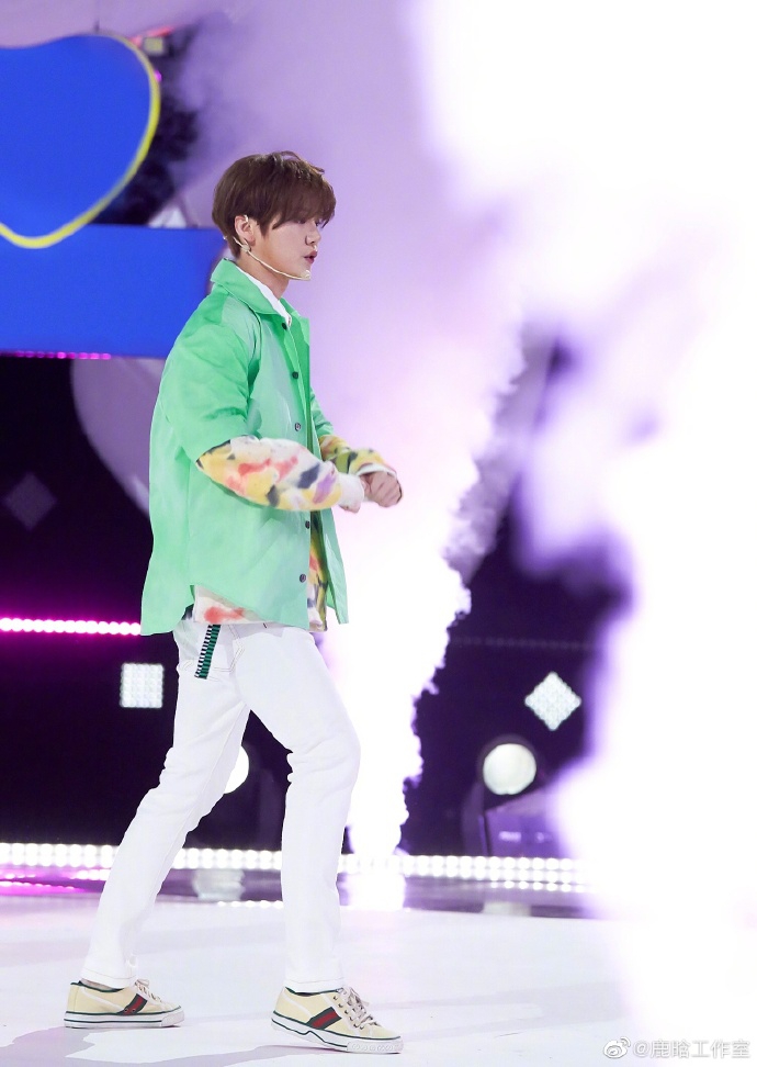 鹿晗穿薄荷绿衬衫元气清新 顺毛造型少年感满满