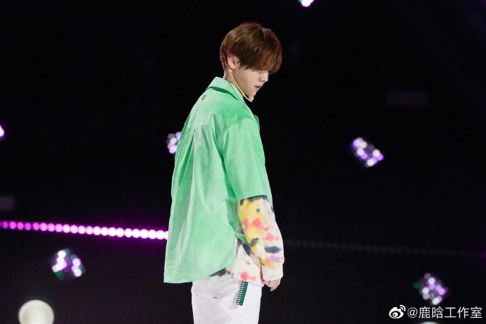 鹿晗穿薄荷绿衬衫元气清新 顺毛造型少年感满满