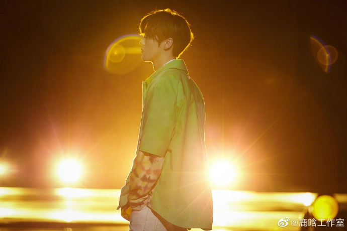 鹿晗穿薄荷绿衬衫元气清新 顺毛造型少年感满满