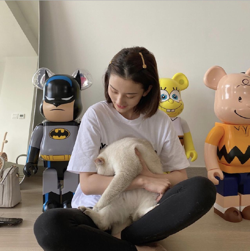 宋祖儿分享近照心情好 专注撸猫神情可爱