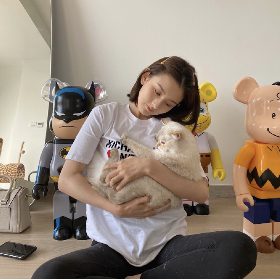 宋祖儿分享近照心情好 专注撸猫神情可爱