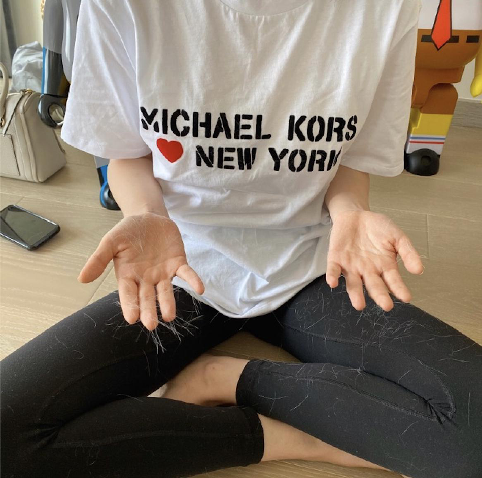 宋祖儿分享近照心情好 专注撸猫神情可爱