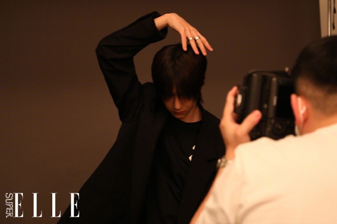 王一博杂志花絮照帅气满分 百变酷盖展精致侧颜表现力十足