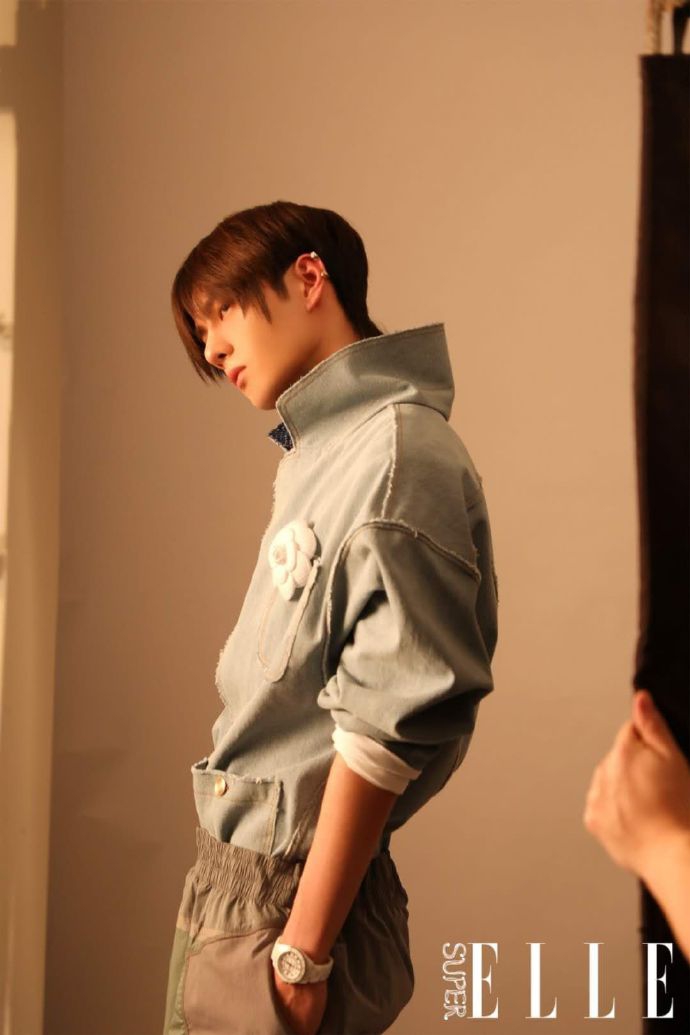 王一博杂志花絮照帅气满分 百变酷盖展精致侧颜表现力十足