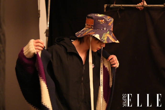 王一博杂志花絮照帅气满分 百变酷盖展精致侧颜表现力十足