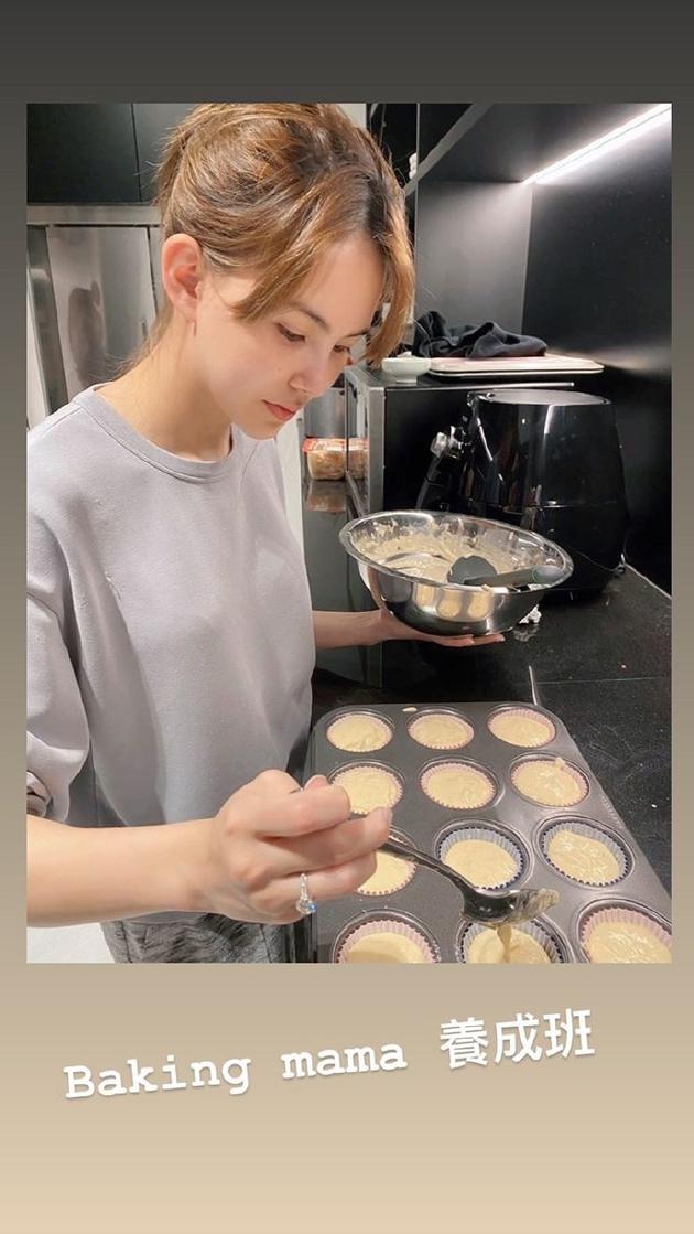昆凌居家练厨艺晒素颜美照 手上大钻戒抢眼