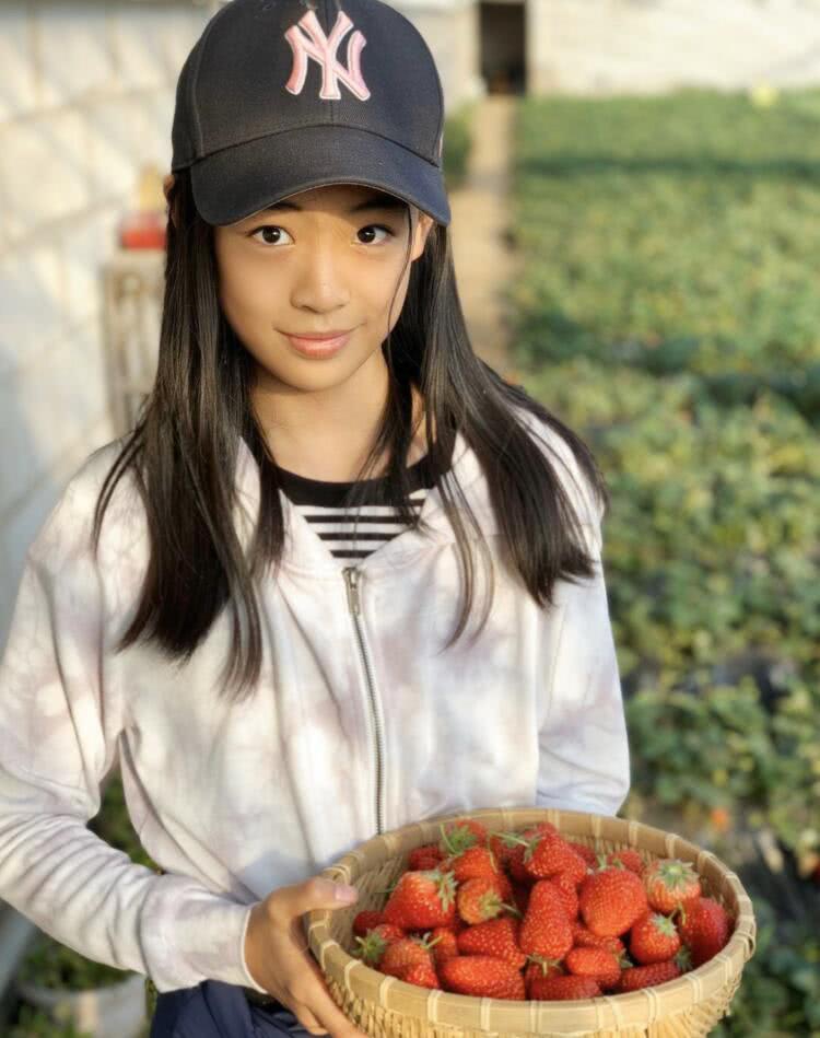 佟大为一家五口外出摘果蔬 大女儿五官精致气质佳