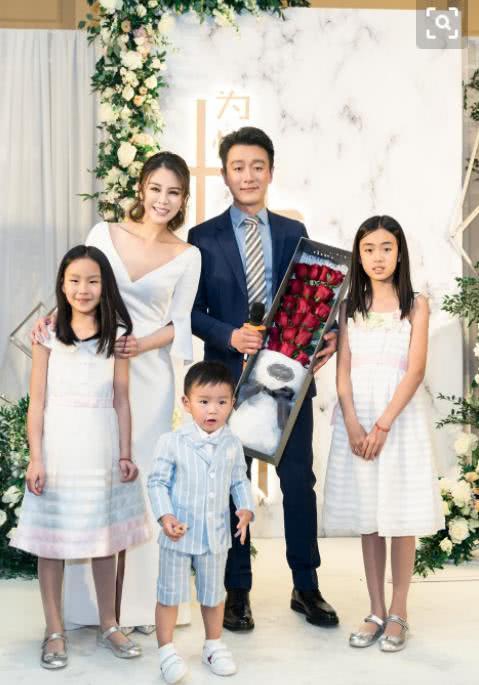 佟大为一家五口外出摘果蔬 大女儿五官精致气质佳