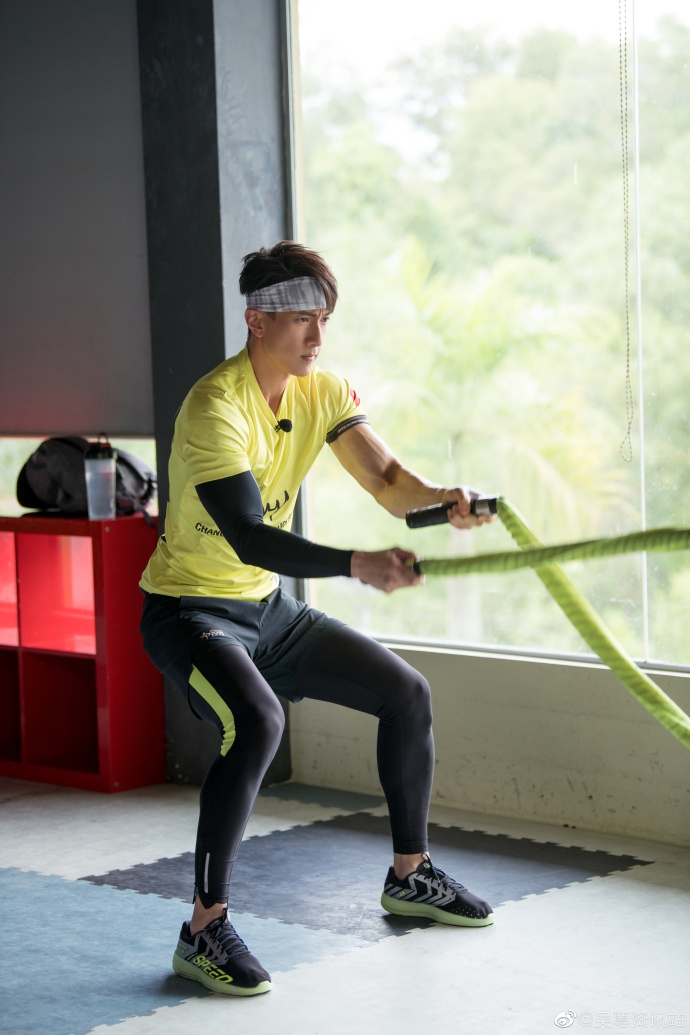 吴尊穿黄色T恤阳光帅气 认真健身运动力max