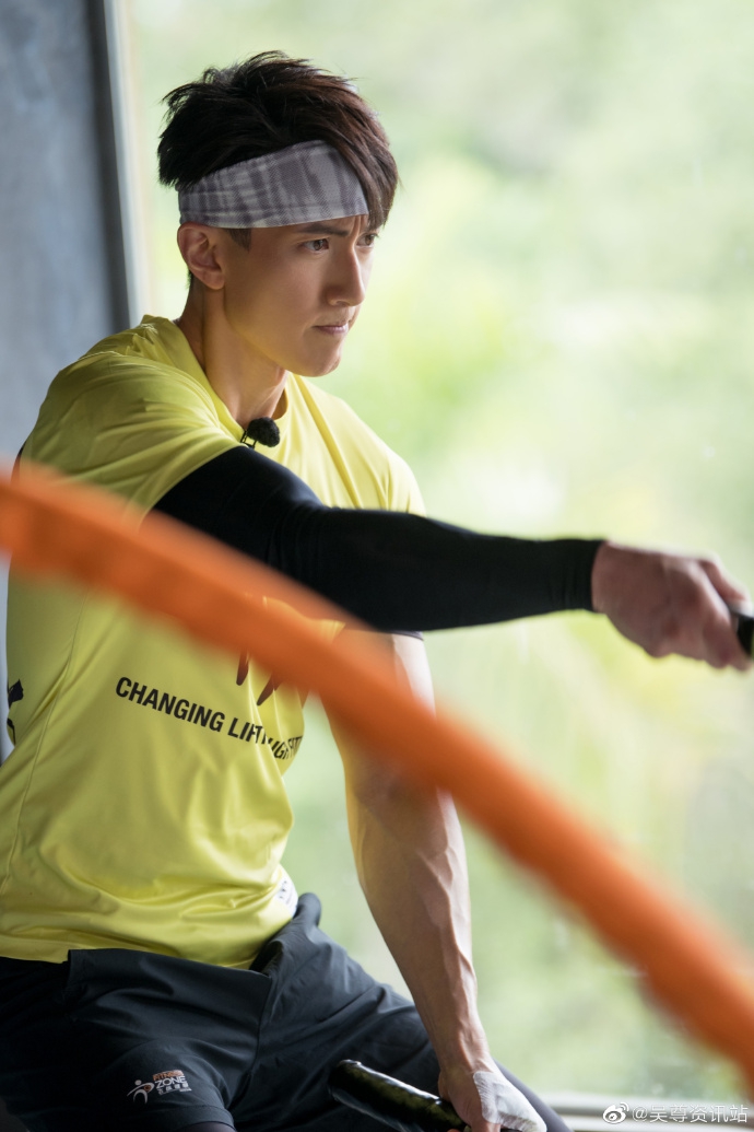 吴尊穿黄色T恤阳光帅气 认真健身运动力max