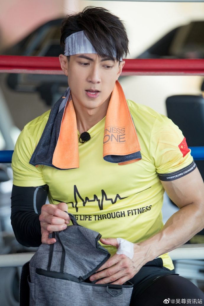 吴尊穿黄色T恤阳光帅气 认真健身运动力max