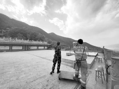 2500人现场坚守 西昌火场未发生复燃