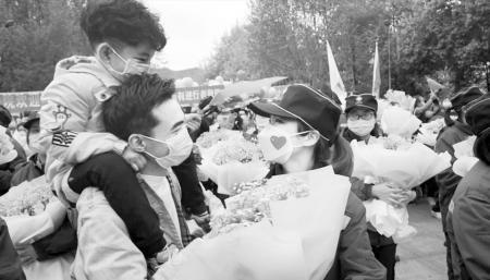 分别67天 “最美情话”两口子团聚含泪紧紧相拥