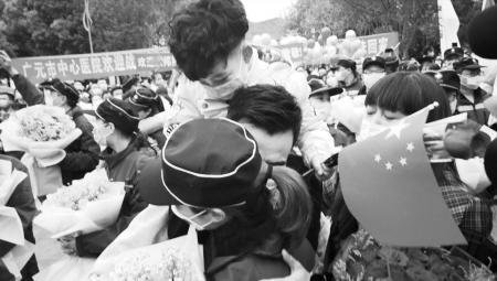 分别67天 “最美情话”两口子团聚含泪紧紧相拥