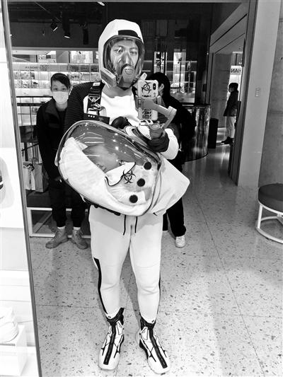 上海奶爸自制“婴儿安全舱” 可显示舱内PM2.5