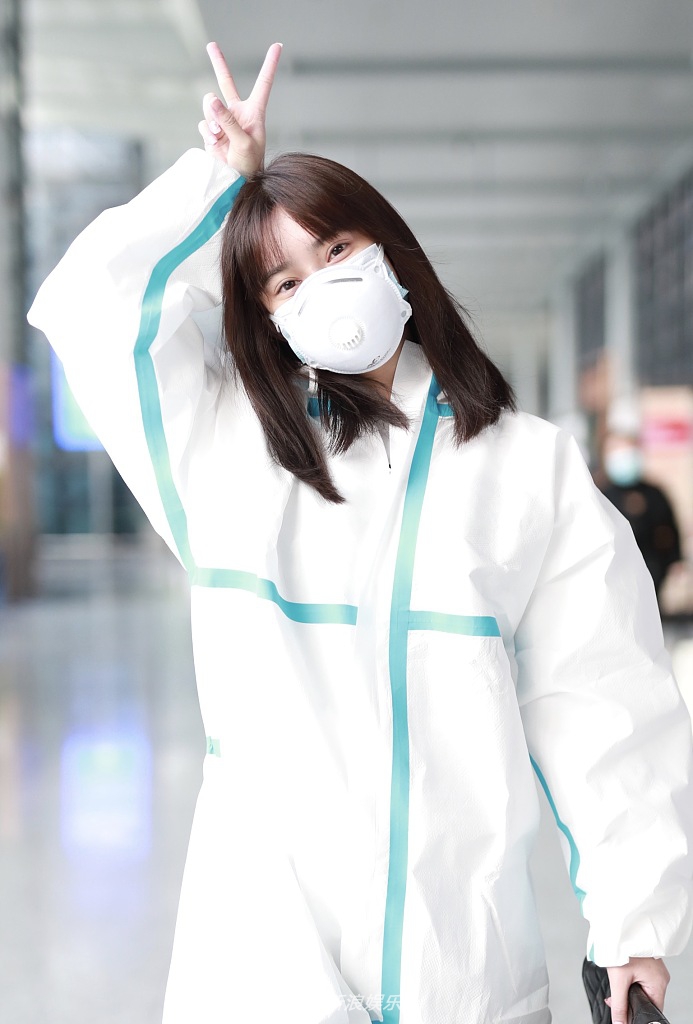 孟子义戴口罩现身机场 齐刘海造型清纯减龄