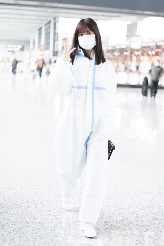 孟子义戴口罩现身机场 齐刘海造型清纯减龄