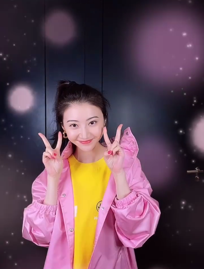 甜姐儿本甜！景甜扎高马尾 粉黄穿搭青春洋溢