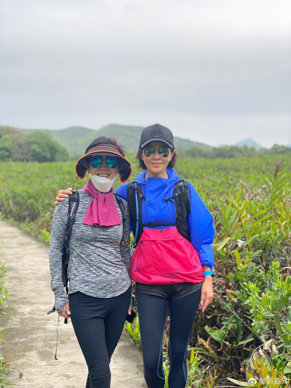 刘嘉玲和友人出游享受美好春日 骑三轮车很接地气