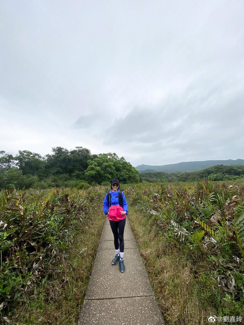 刘嘉玲和友人出游享受美好春日 骑三轮车很接地气