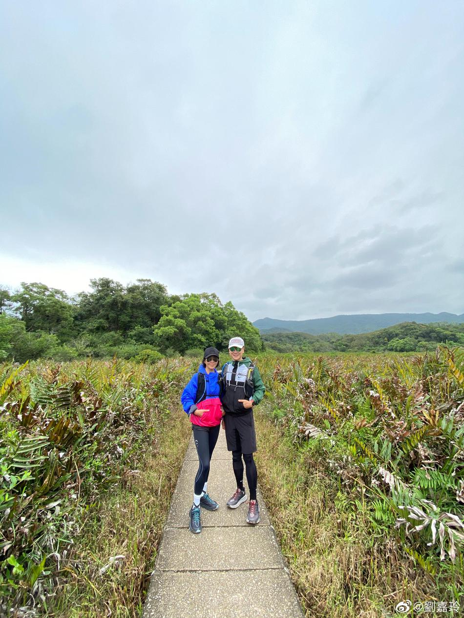 刘嘉玲和友人出游享受美好春日 骑三轮车很接地气