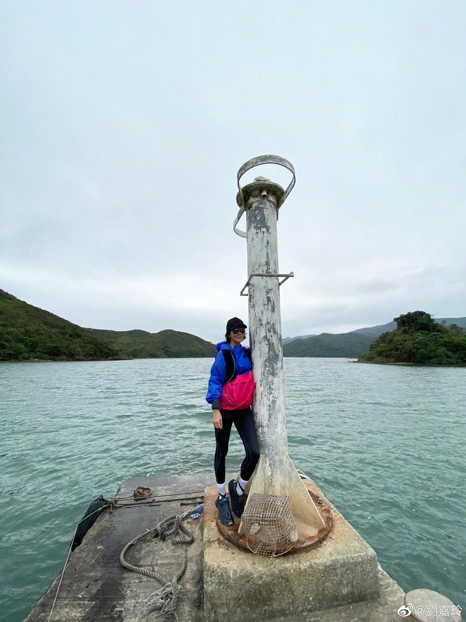 刘嘉玲和友人出游享受美好春日 骑三轮车很接地气