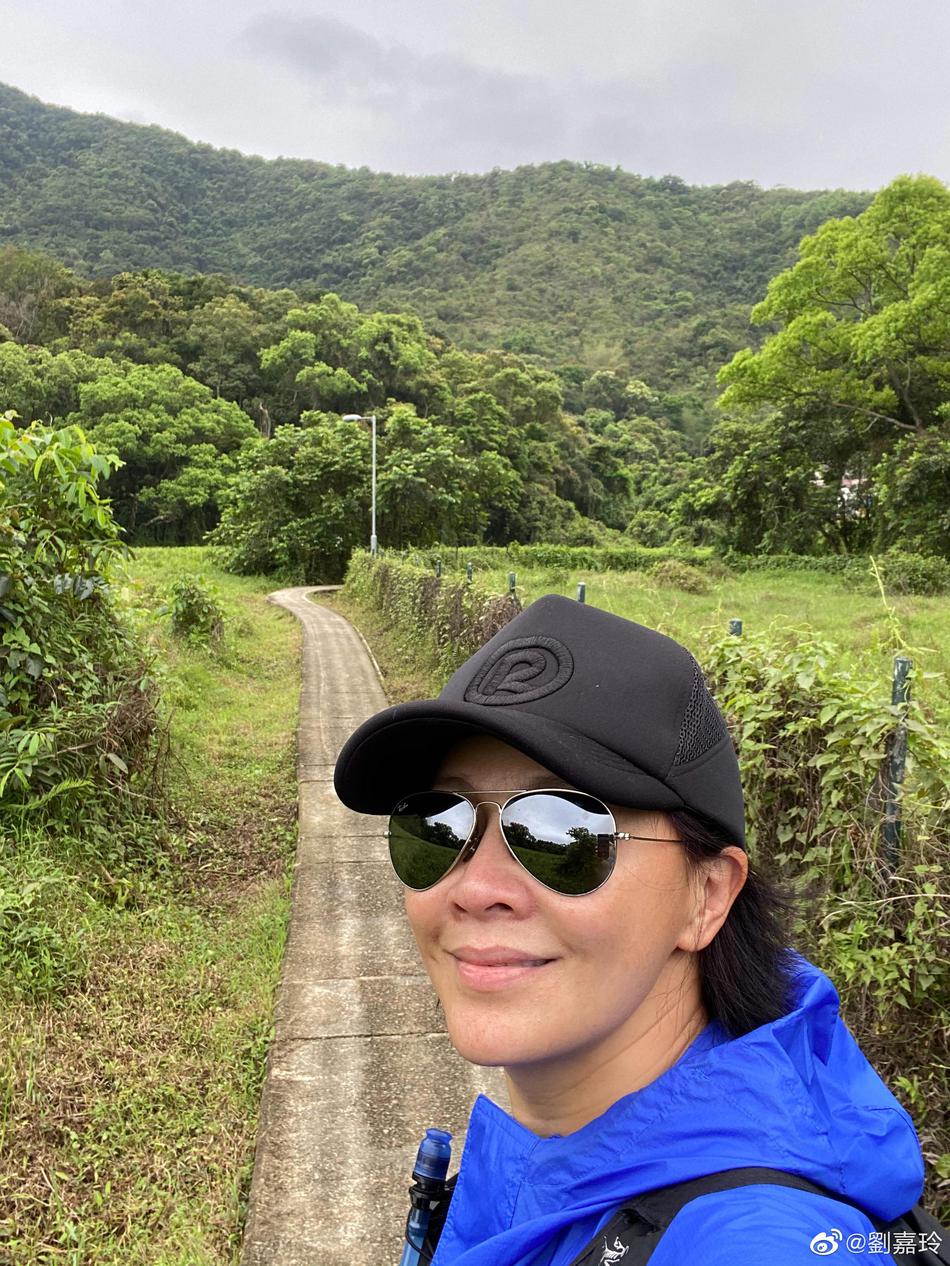 刘嘉玲和友人出游享受美好春日 骑三轮车很接地气