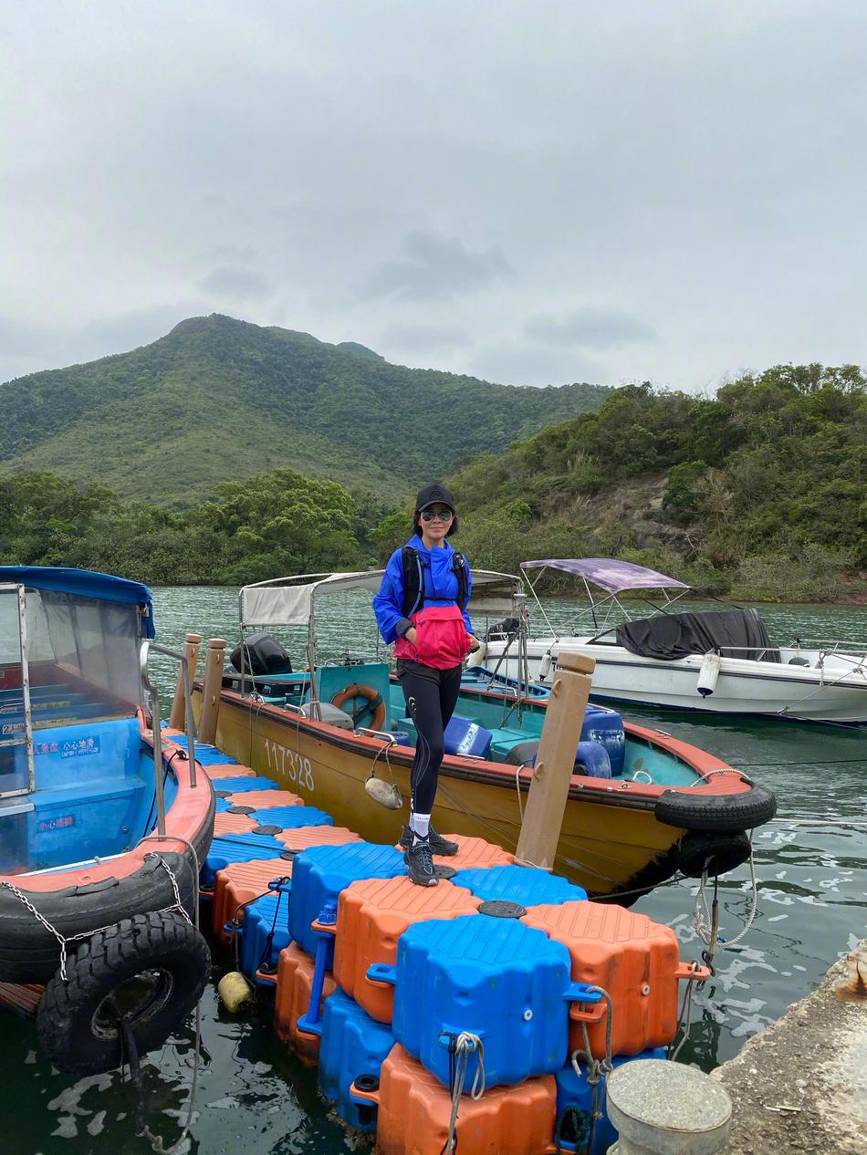 刘嘉玲和友人出游享受美好春日 骑三轮车很接地气
