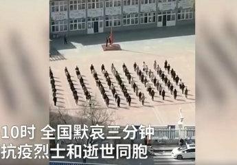 少年强则国强！小学生隔着围墙向国旗敬礼