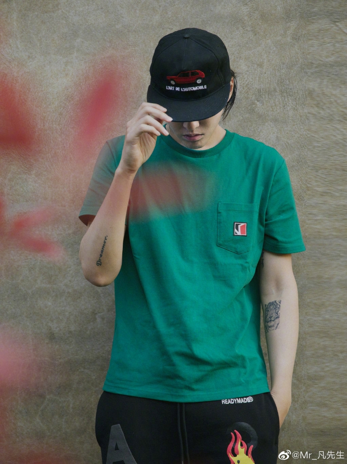吴亦凡街头风造型气质慵懒 穿绿色短T酷范儿十足