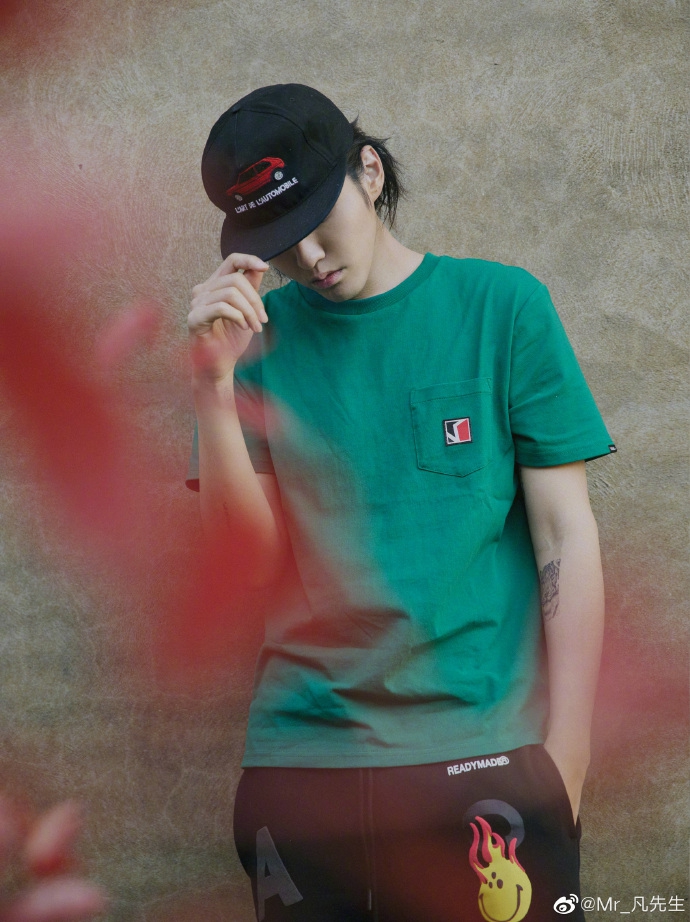 吴亦凡街头风造型气质慵懒 穿绿色短T酷范儿十足