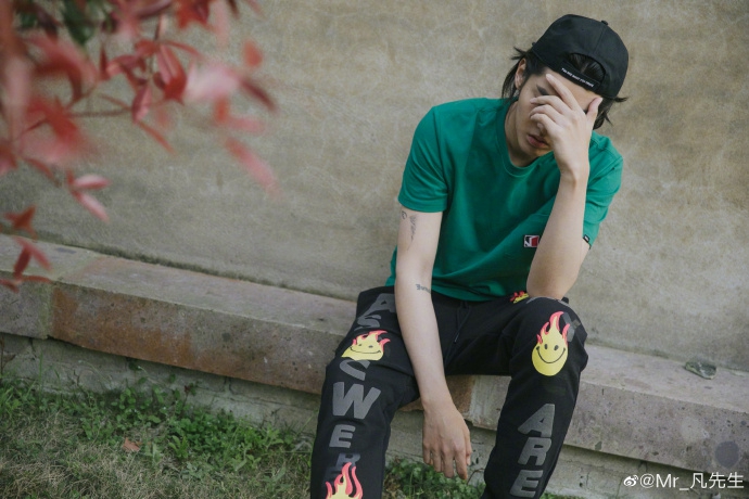吴亦凡街头风造型气质慵懒 穿绿色短T酷范儿十足