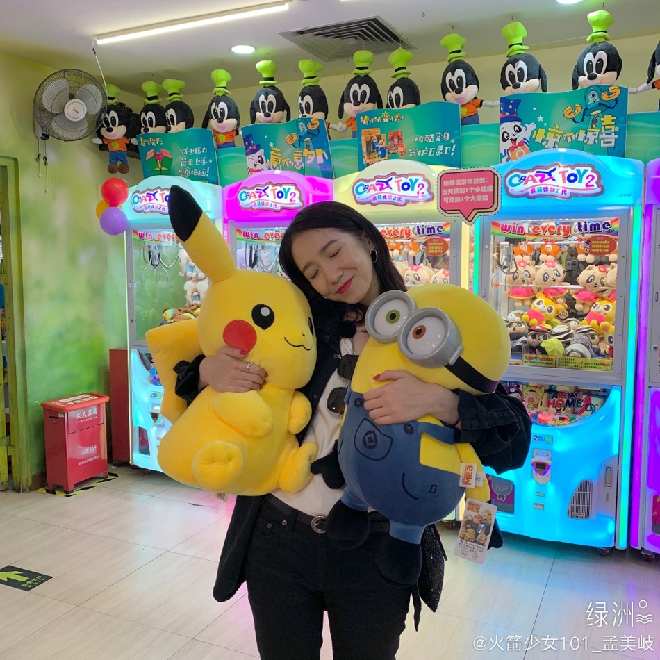 大丰收！孟美岐晒夹娃娃成果 双手怀抱玩偶超满足