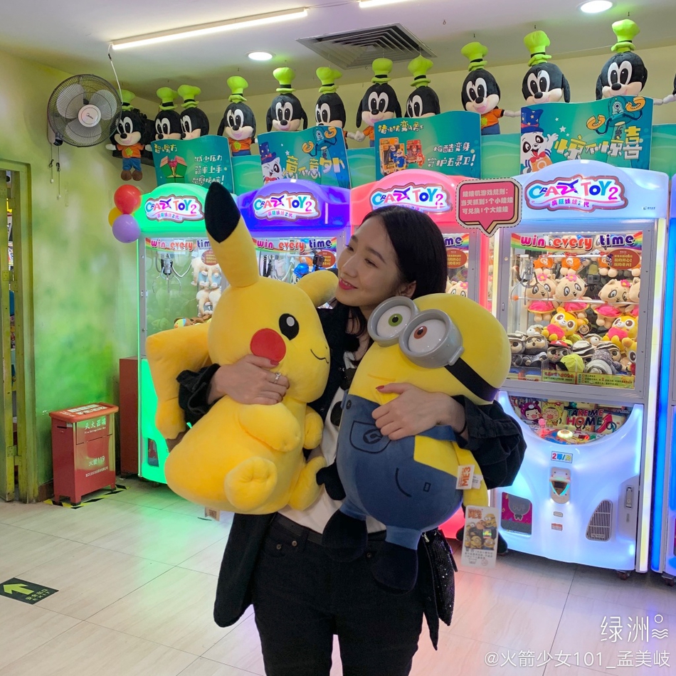 大丰收！孟美岐晒夹娃娃成果 双手怀抱玩偶超满足