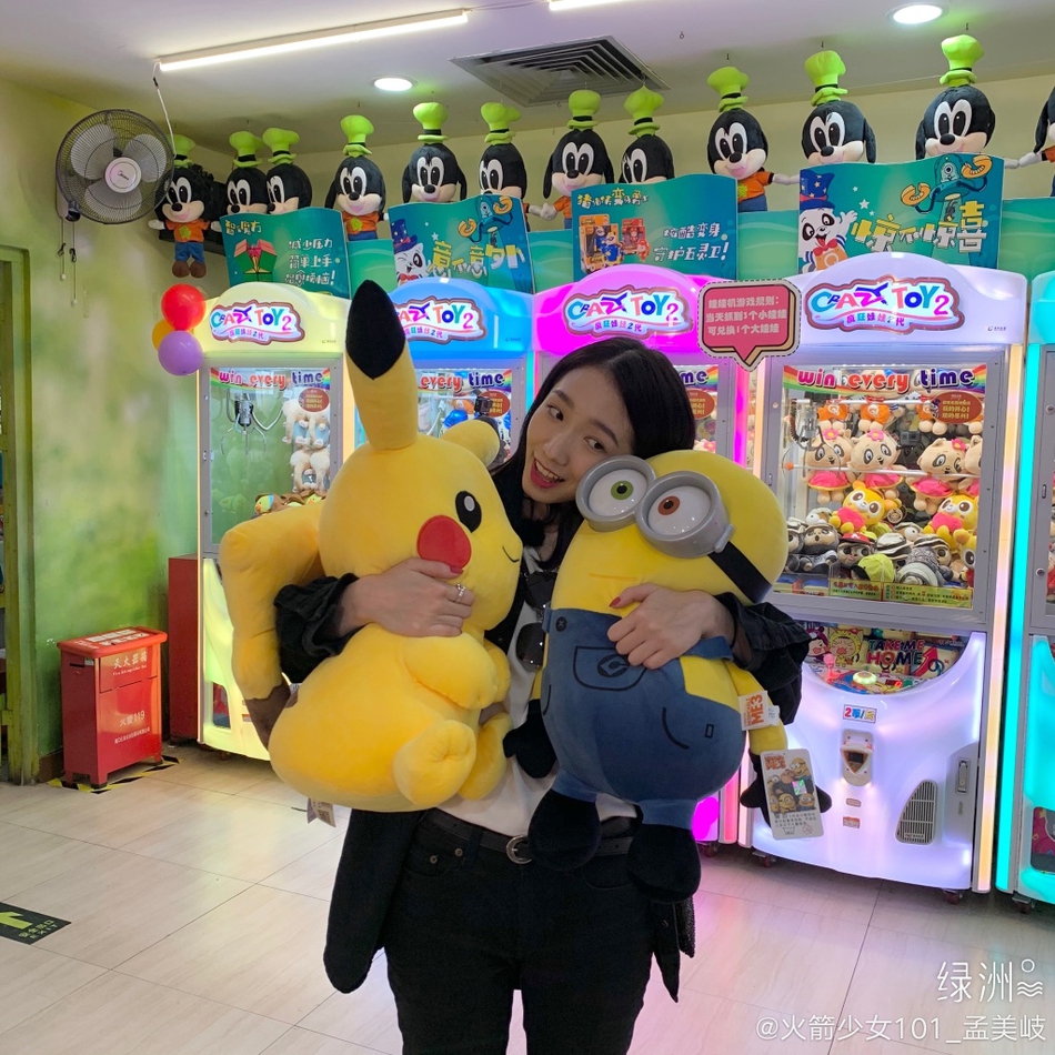 大丰收！孟美岐晒夹娃娃成果 双手怀抱玩偶超满足