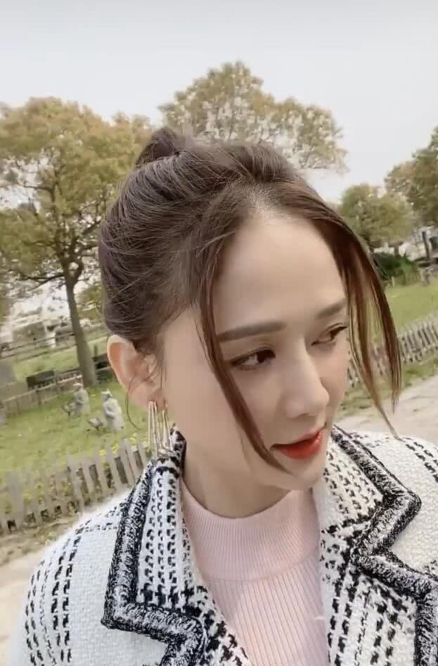 陈乔恩晒片场自拍美照 被白马亲吻表情可爱