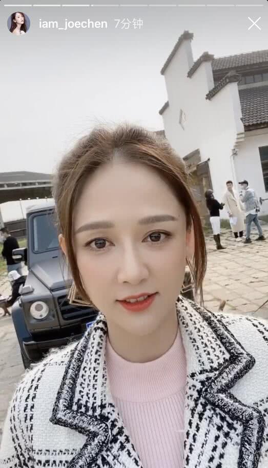 陈乔恩晒片场自拍美照 被白马亲吻表情可爱