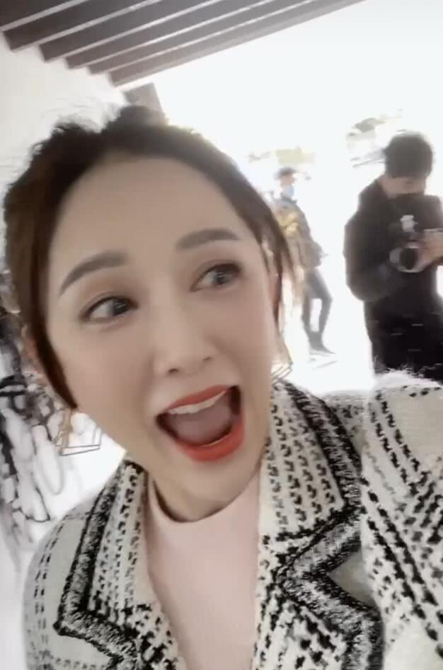 陈乔恩晒片场自拍美照 被白马亲吻表情可爱